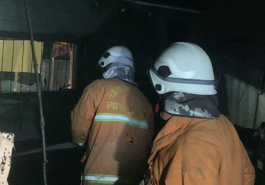 BERJIBAKU: Petugas pemadam tengah berupaya melakukan pemadaman kebakaran di gudang sepatu Desa Sambiroto, Kecamatan Sooko, Kabupaten Mojokerto, Rabu (9/8).