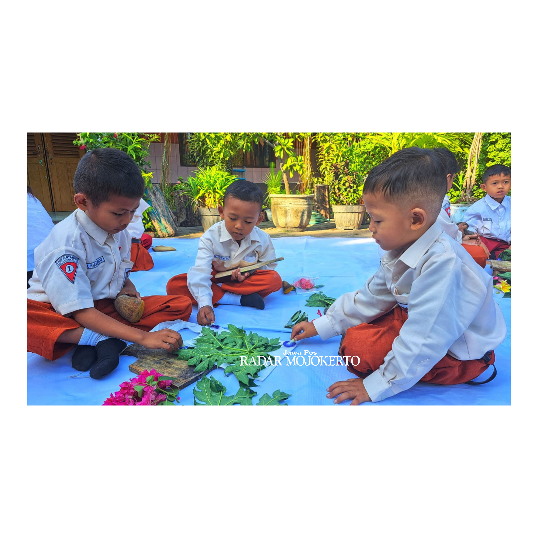 ORIENTASI LINGKUNGAN: Peserta MPLS SDN Sentanan diajak mengenal lingkungan hidup sekitar sekolah yang salah satunya melalui kegiatan ecoprint.