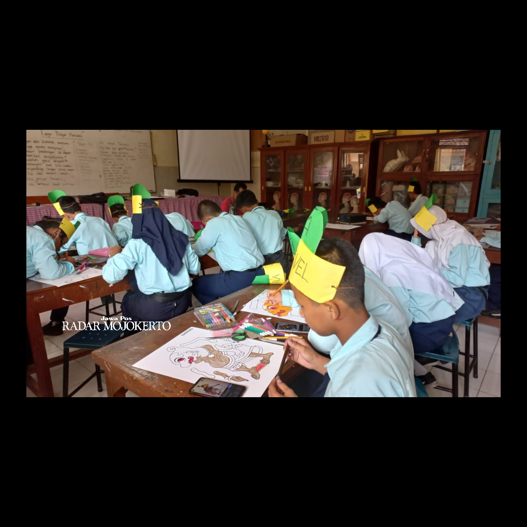 CINTA BUDAYA: Peserta didik SMP PGRI 1 Kota Mojokerto tengah membuat wayang karton sebagai wujud mencintai budaya bangsa Indonesia.