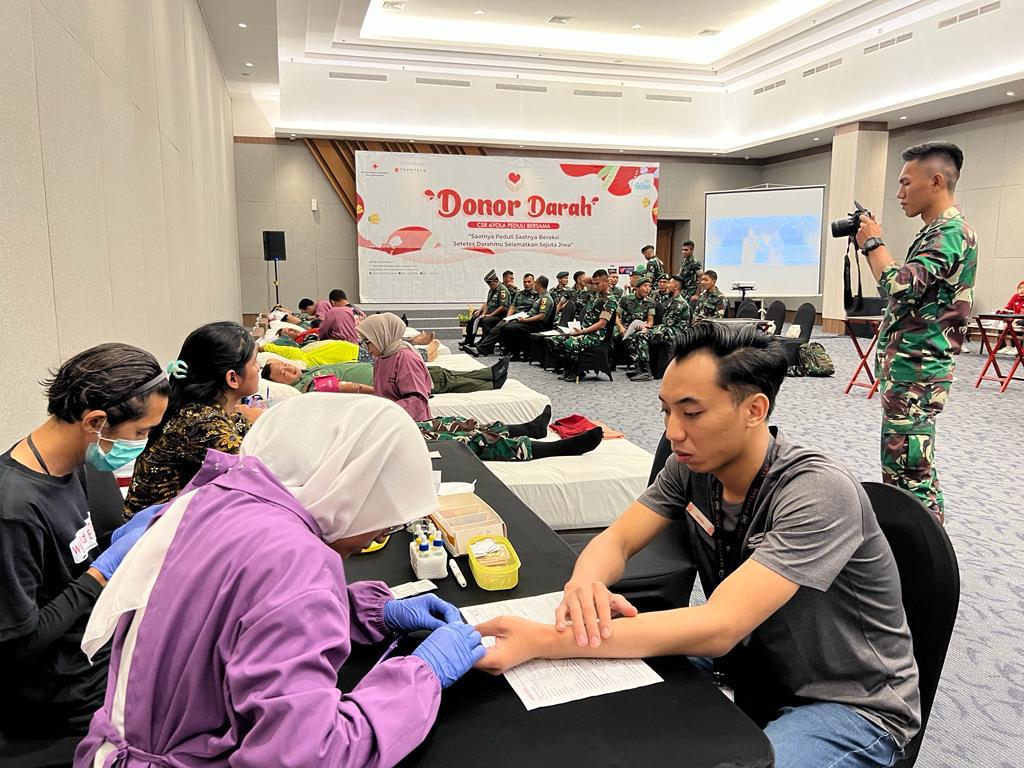 CEK: Seorang pendonor tengah dicek tekanan darah.