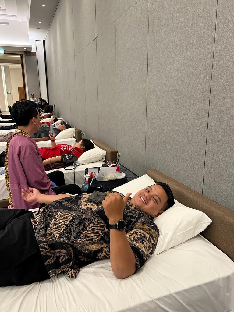 SEHAT: Pendonor darah tengah menyumbangkan darahnya di Ballroom Ayola Hotel.