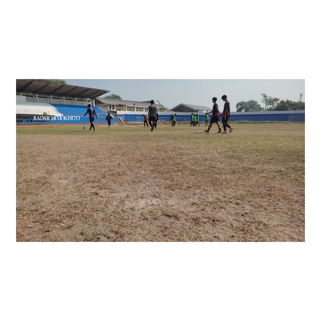 PINDAH VENUE LATIHAN: Cabor sepak bola dan hoki dipastikan bakal angkat kaki dari stadion Gelora Gajah Mada Mojosari selama perawatan lapangan berlangsung.