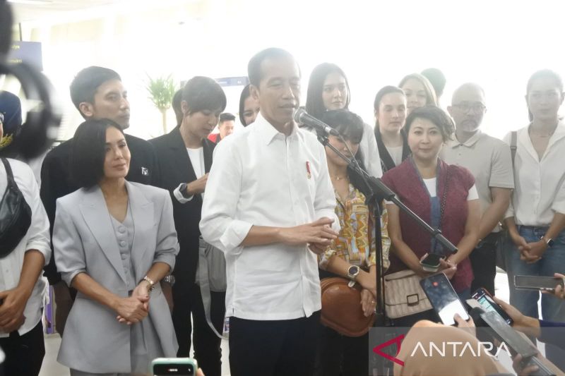 Presiden Joko Widodo menjawab pertanyaan wartawan usai menjajal LRT dari Stasiun Jati Mulya, Bekasi menuju Stasiun Dukuh Atas, Jakarta pada Kamis (10/8/2023).