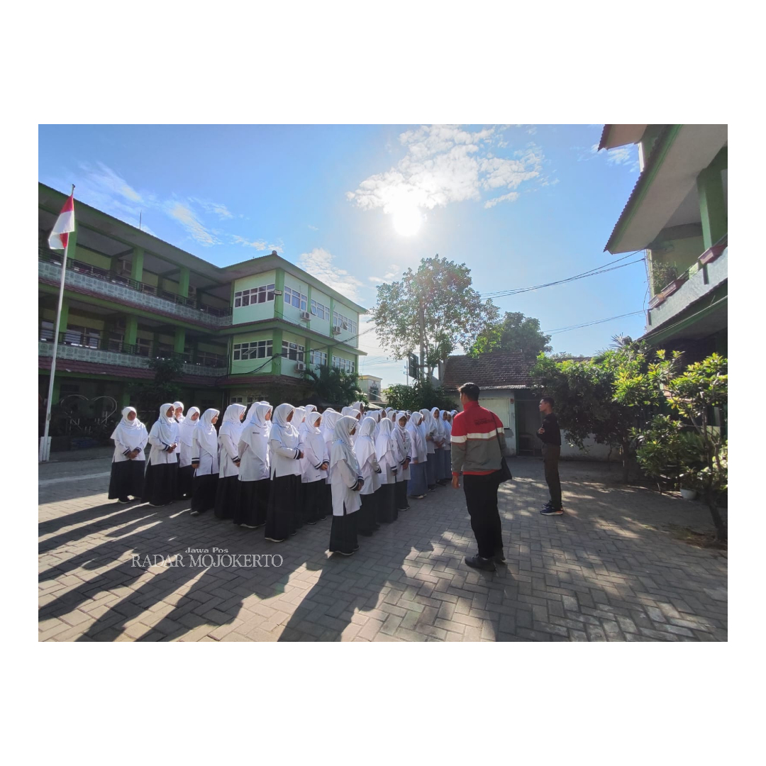 PELAJAR JUGA SANTRI: Siswa baru SMP Darul Quran mengikuti kegiatan MPLS.