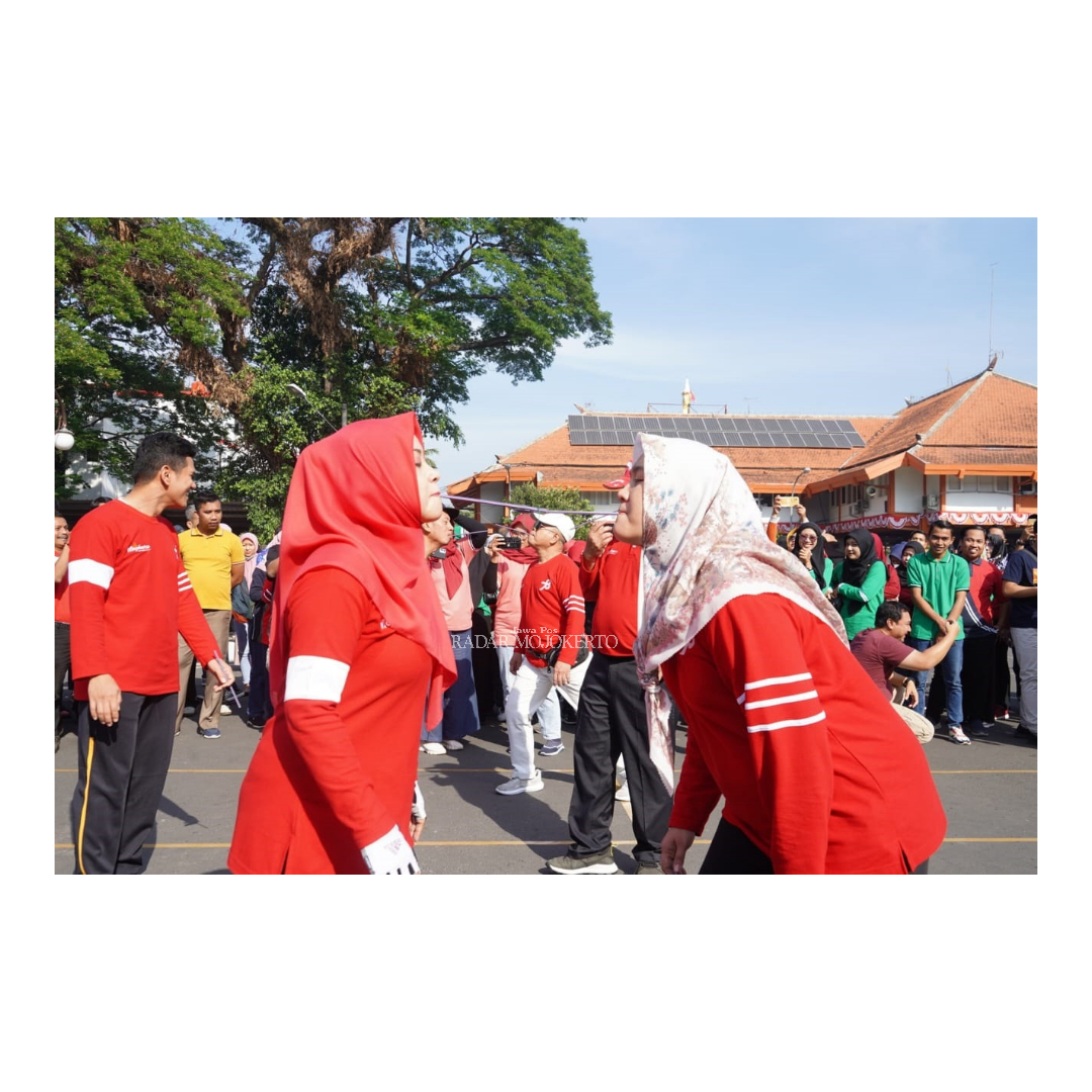 SEMARAK: Pegawai dari sejumlah OPD di Pemkab Mojokerto turut menyemarakkan peringatan HUT ke-78 RI dengan mengikuti berbagai lomba, kemarin.
