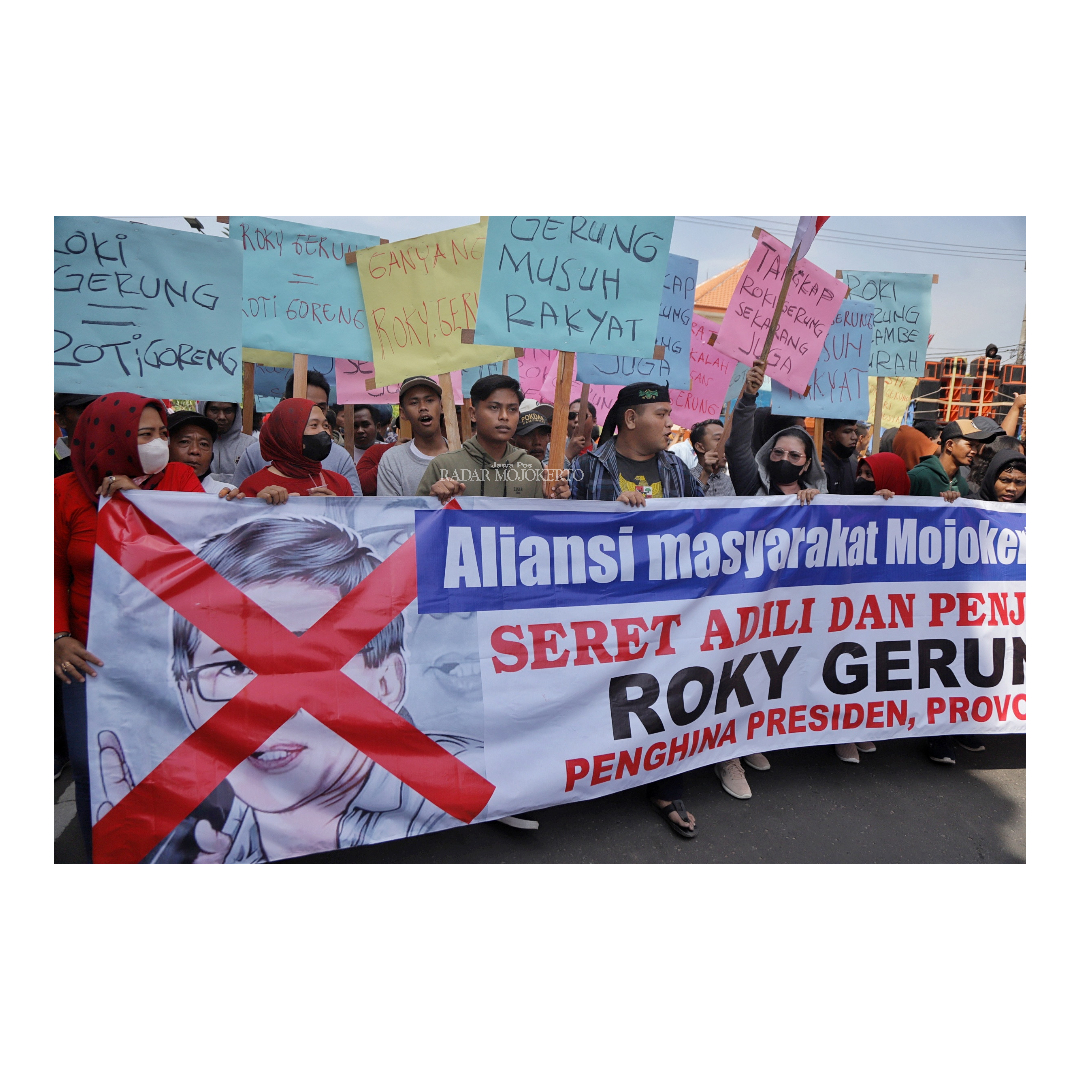 DEMO: Massa dari Aliansi Masyarakat Mojokerto berunjuk rasa menuntut Rocky Gerung diadili di depan kantor Pemkab Mojokerto kemarin.