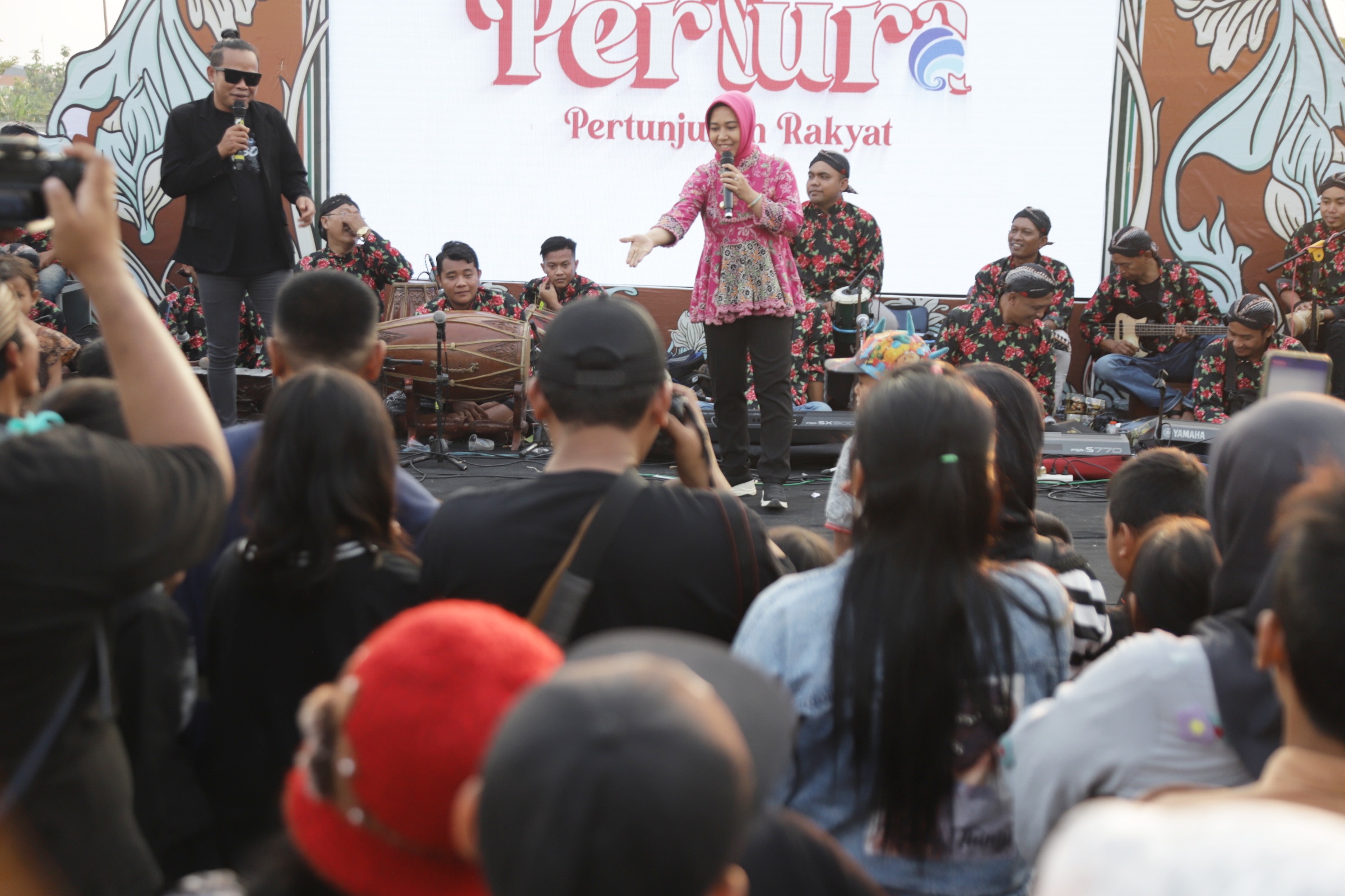 KESENIAN: Wali Kota Mojokerto Ika Puspitasari naik panggung menghibur masyarakat dalam event Pertura 2023 di Pasar Semeru, Kecamatan Magersari, Jumat (11/8).