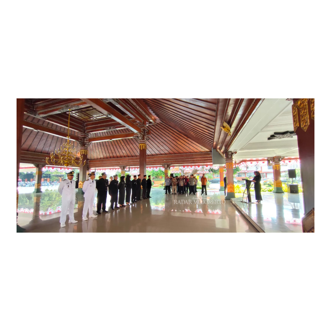 DIKUKUHKAN: Bupati Mojokerto Ikfina Fahmawati melantik Akhmad Taufiq dan Aprianto sebagai Camat Dawarblandong dan Pacet, di Pandapa Graha Majatama Pemkab Mojokerto, Jumat (11/8).