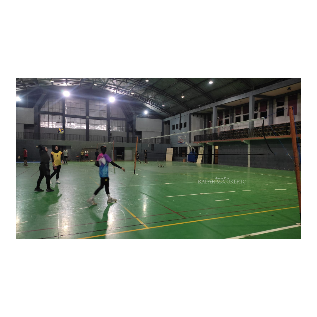 BUTUH JAM TERBANG: Skuad voli Kabupaten Mojokerto mengisi sisa masa pemusatan latihan dengan latihan internal sembari menanti laga uji coba lanjutan.