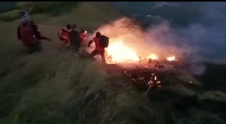 PEMADAMAN: Petugas gabungan melakukan pemadaman karhutla di Gunung Bekel secara manual.