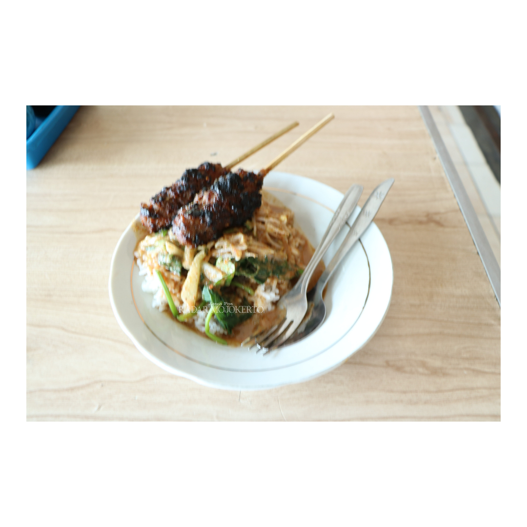 ENAK: Satu porsi sate Pak Jamil dengan kuliner pecel.