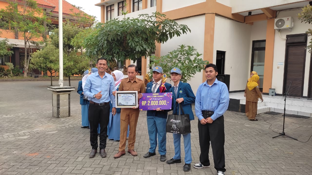 KAYA PRESTASI: Siswa SMKN 2 Kota Mojokerto menerima penghargaan atas raihan prestasinya.