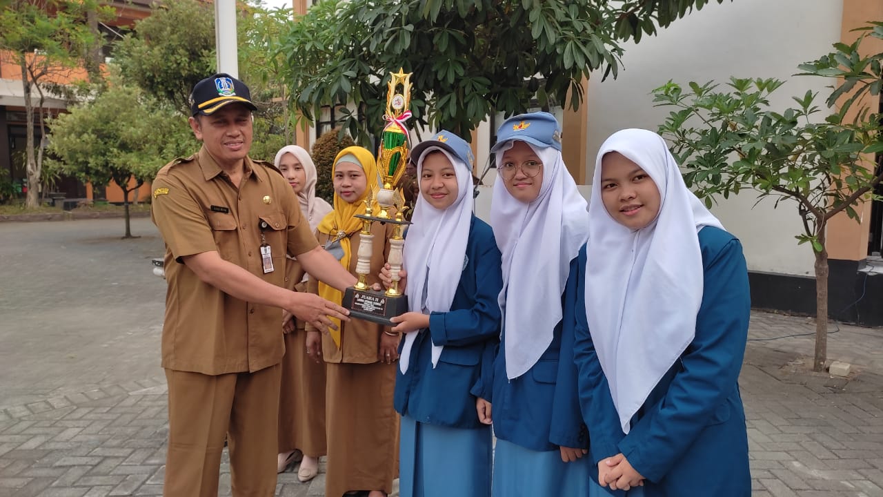 KAYA PRESTASI: Siswa SMKN 2 Kota Mojokerto menerima penghargaan atas raihan prestasinya.