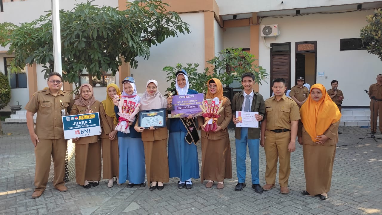 UNGGUL: Guru SMKN 2 Kota Mojokerto siap memberikan pendidikan dan dukungan bagi siswa.