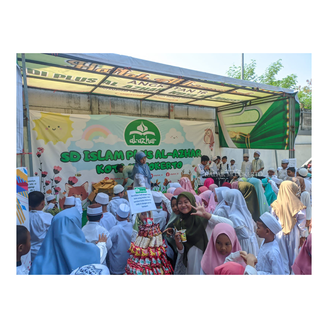 PENGENALAN: Peserta didik SD Islam Plus SD Islam Plus Al Azhar melakukan pawai peringatan Tahun Baru Islam 1 Muharam 1445 Hijriah yang menjadi rangkaian kegiatan MPLS.