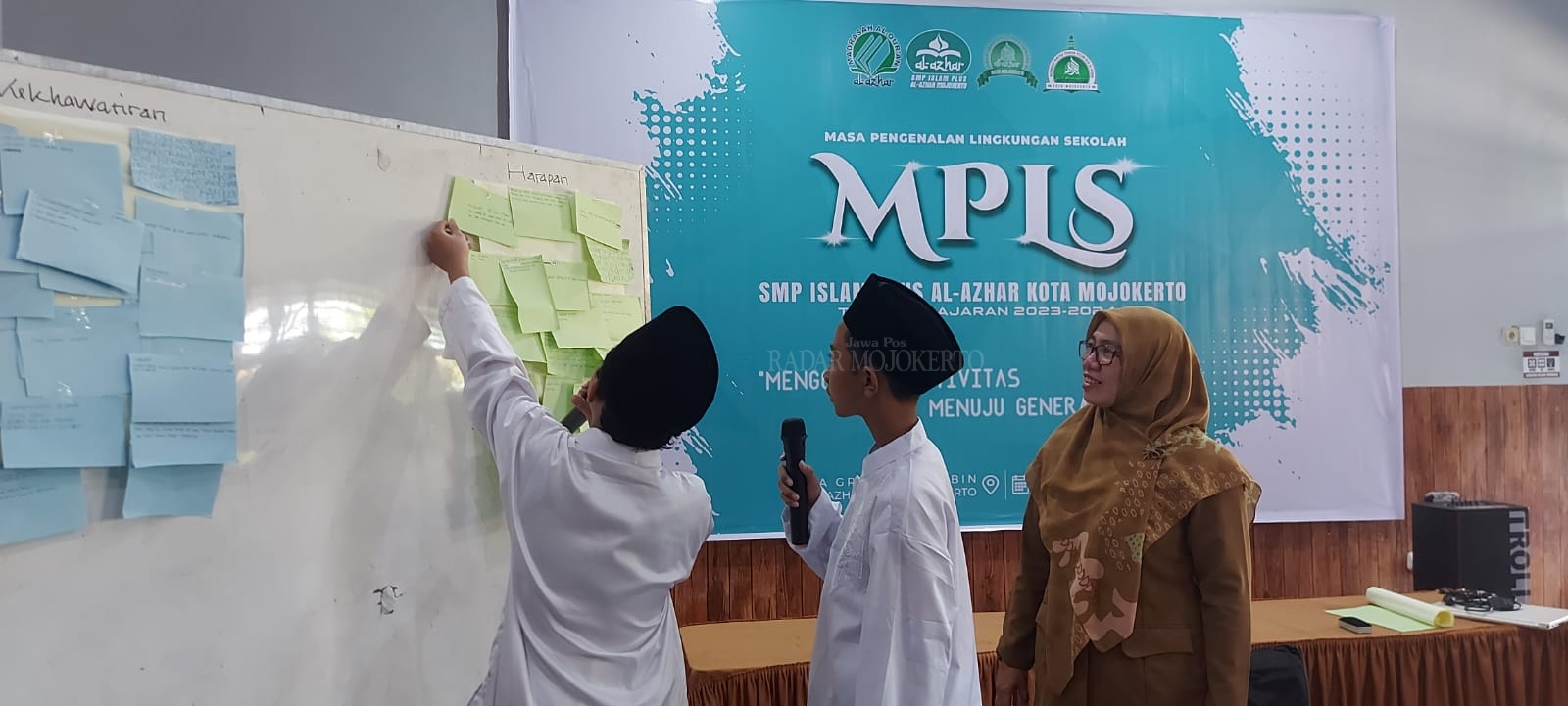 MOTIVASI: Siswa baru SMP Islam Plus Al Azhar dibimbing guru menuliskan harapan mereka. &nbsp;