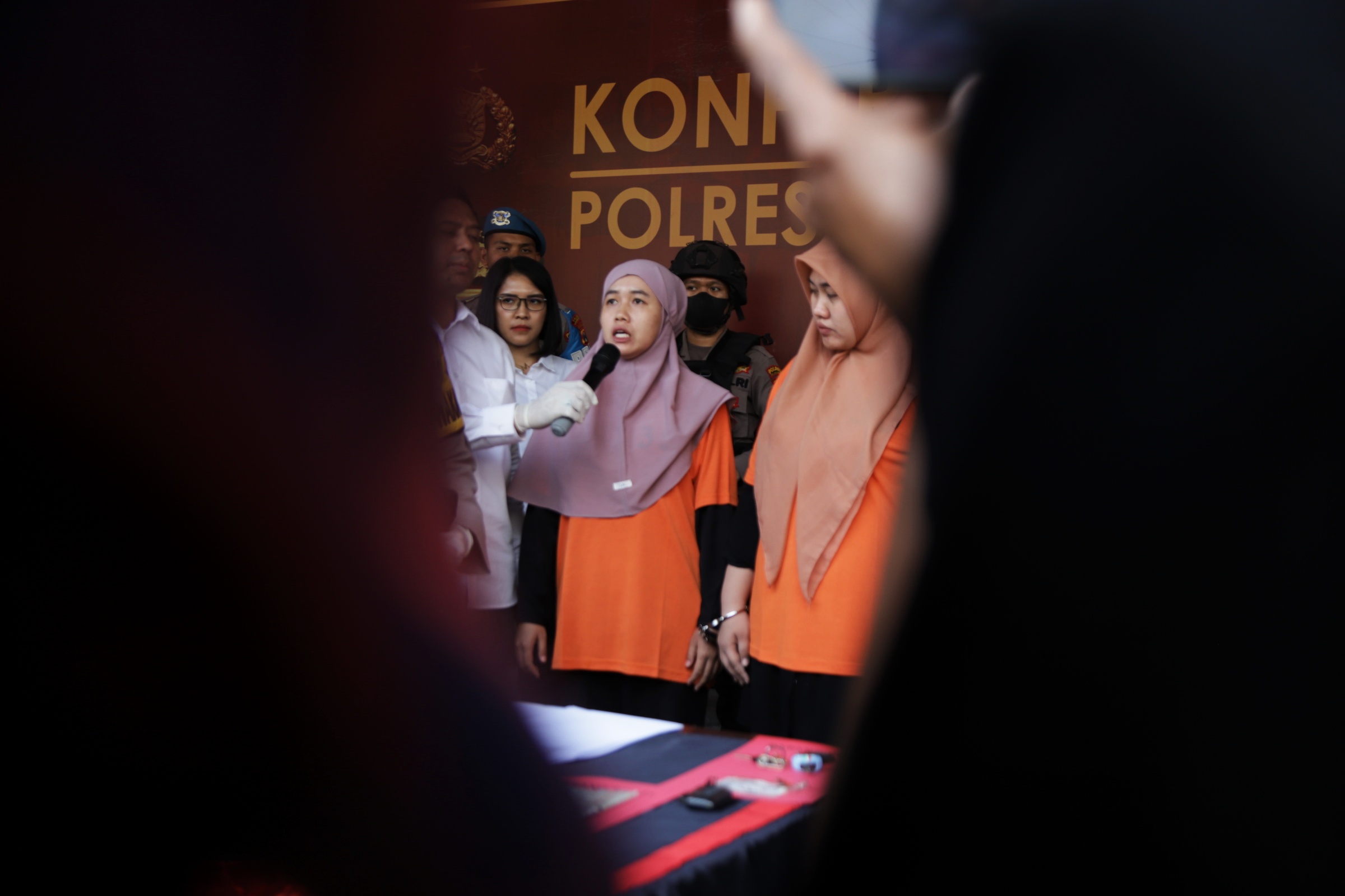 DITAHAN: Dua tersangka kasus investasi bodong ditunjukkan dalam konferensi pers di Mapolres Mojokerto, kemarin.