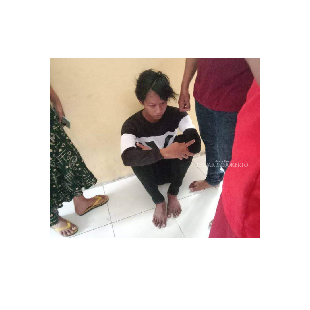 DIAMANKAN: Terduga pelaku maling kotak amal yang kerap beraksi di Desa Ngingasrembyong, Kecamatan Sooko, Kabupaten Mojokerto, ditangkap warga, Sabtu (12/8).
