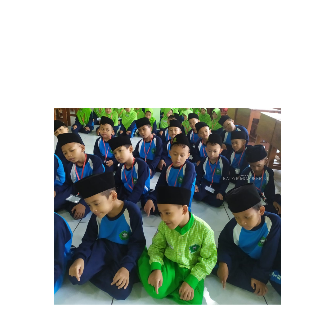 RELIGIUS: Siswa SDI Miftahul Hikmah belajar gerakan salat dan praktik salat Duha yang menjadi pembiasaan di sekolah.