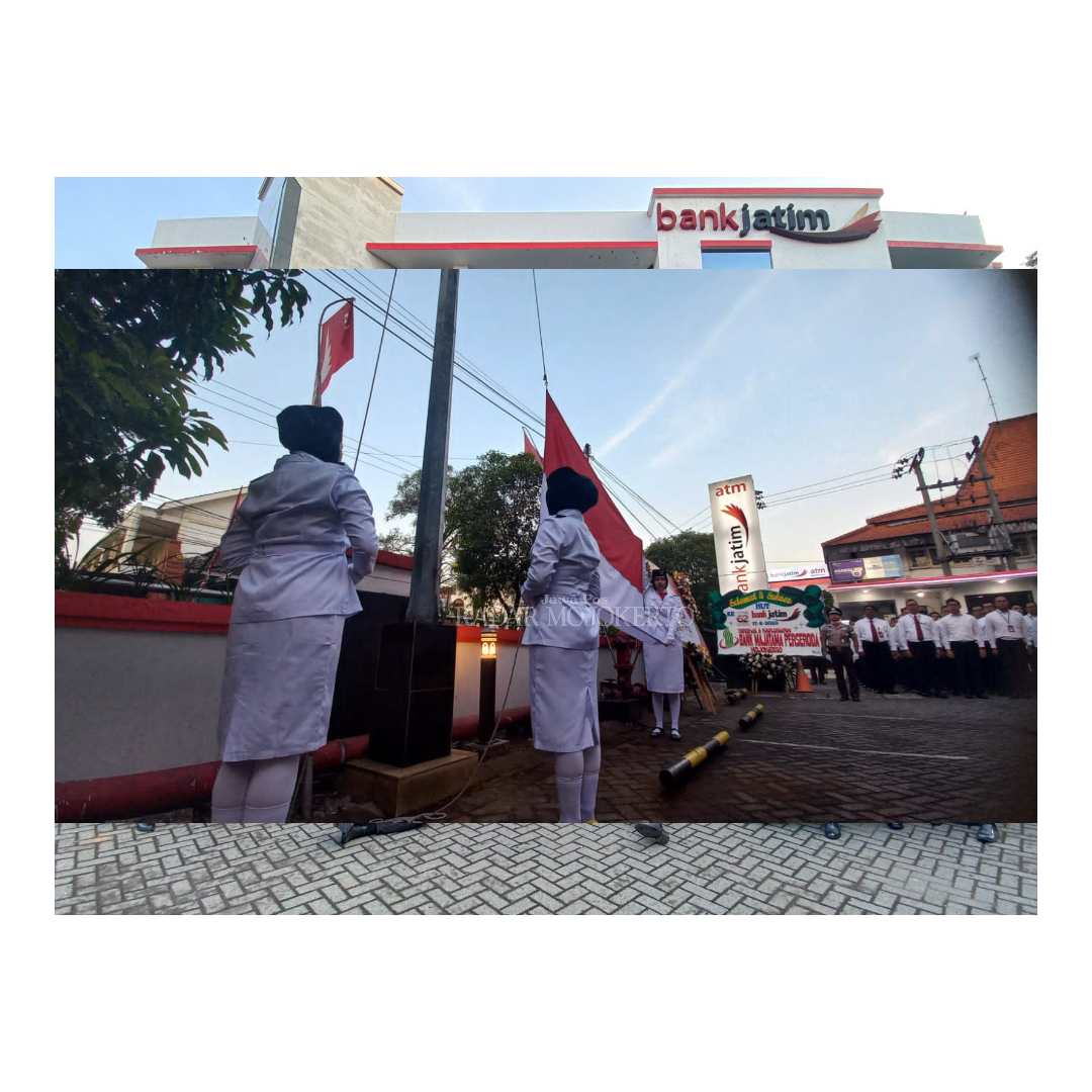 BERKIBAR:  Jeanny Andhita Sulistiyani, Berliana Septarina dan Dora Ayu Christina Putri bertugas mengibarkan bendera sang saka merah putih.