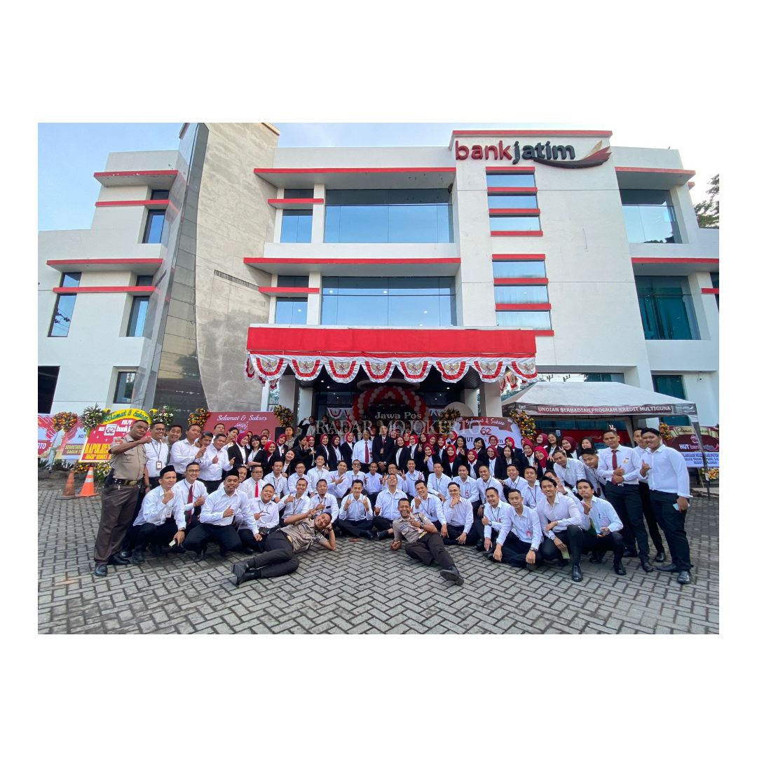 KELUARGA BESAR:Seluruh staff dan karyawan Bank Jatim Cabang Mojokerto foto bersama seusai Upacara Bendera.
