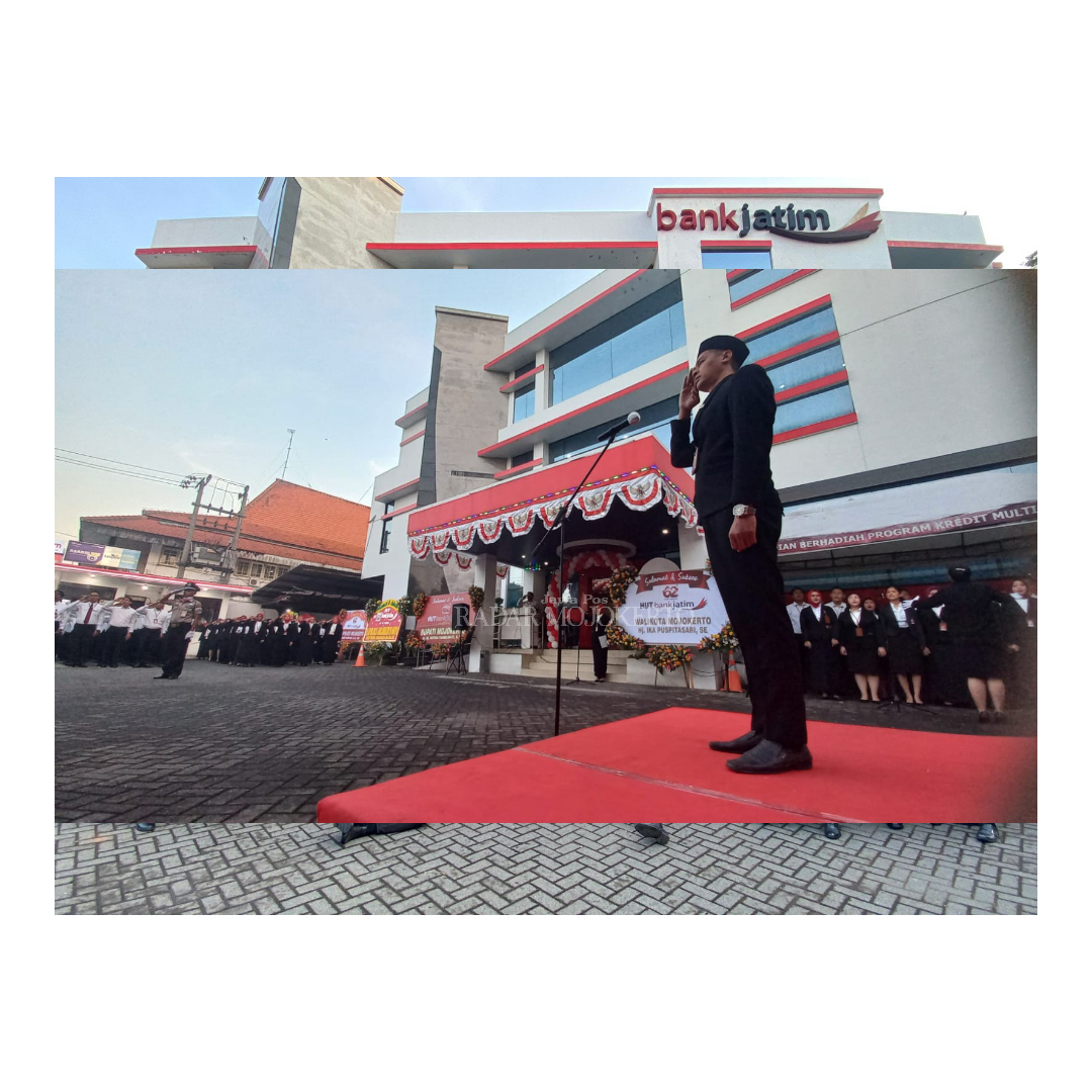 PIMPIN: Pgs Pemimpin Cabang Bank Jatim Mojokerto Susilo Hari Wibowo memimpin upacara bendera  HUT Kemerdekaan RI Ke-78 dan HUT Bank Jatim Ke-62 Tahun di halaman kantor Cabang Bank Jatim Mojokerto.