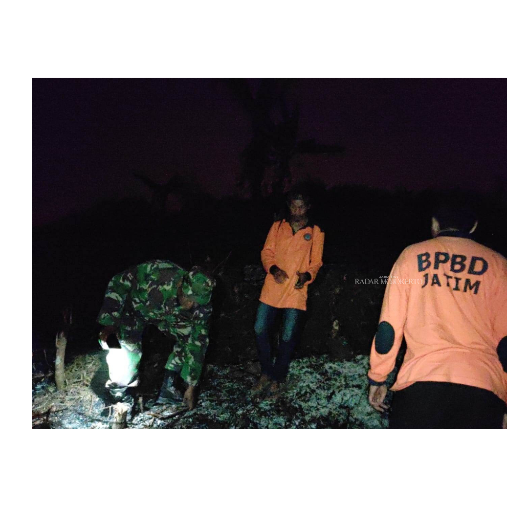 PEMADAMAN: Petugas gabungan memadamkan kebakaran bukit di kawaan Tahura Raden Soerjo, Desa Gumeng, Kecamatan Gondang, Kabupaten Mojokerto, Rabu (16/8).
