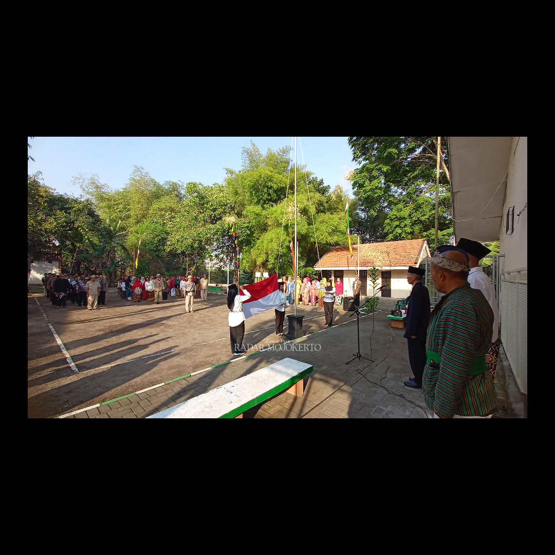 BERAGAM: Suasana pelaksanaan upacara yang digelar oleh warga RW 003, Perumahan Gatoel, Kelurahan/Kecamatan Kranggan, kemarin (17/8).