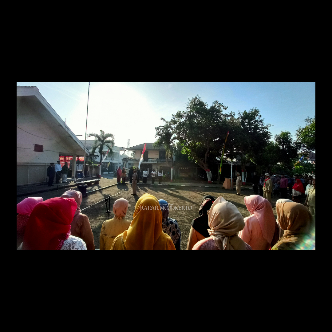 BERAGAM: Suasana pelaksanaan upacara yang digelar oleh warga RW 003, Perumahan Gatoel, Kelurahan/Kecamatan Kranggan, kemarin (17/8).