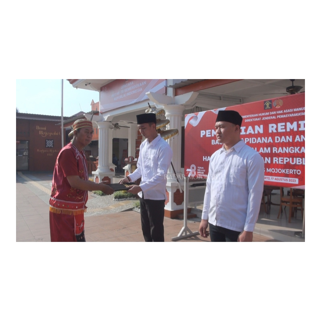 BERKURANG: Randy Bagus Sasongko menerima remisi HUT ke-78 RI usai upacara bendera di halaman Lapas Klas IIB Mojokerto, kemarin.