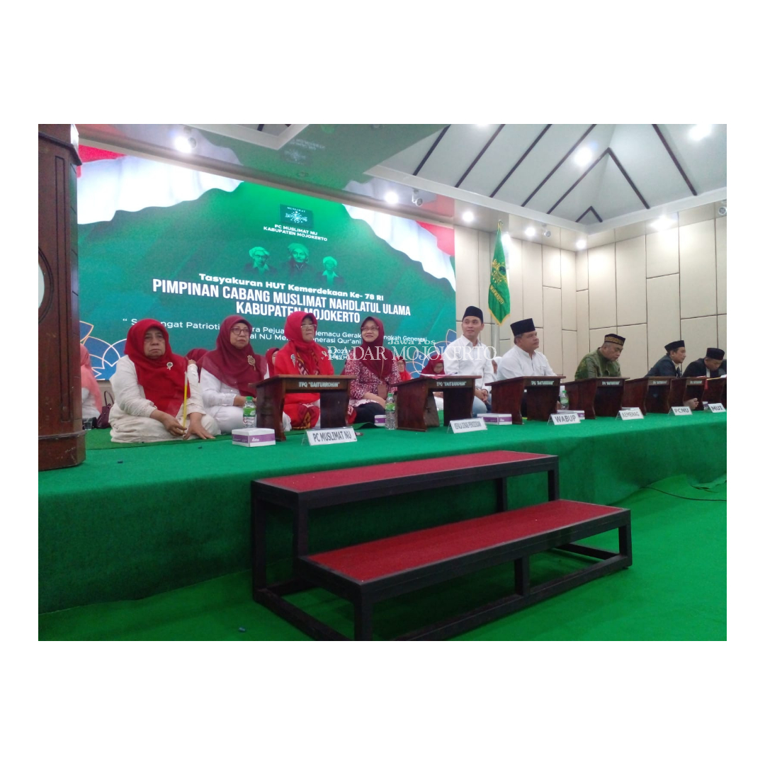 NASIONALISME: Pengurus PC Muslimat NU Kabupaten Mojokerto merayakan HUT RI dengan gelar tasyakuran.