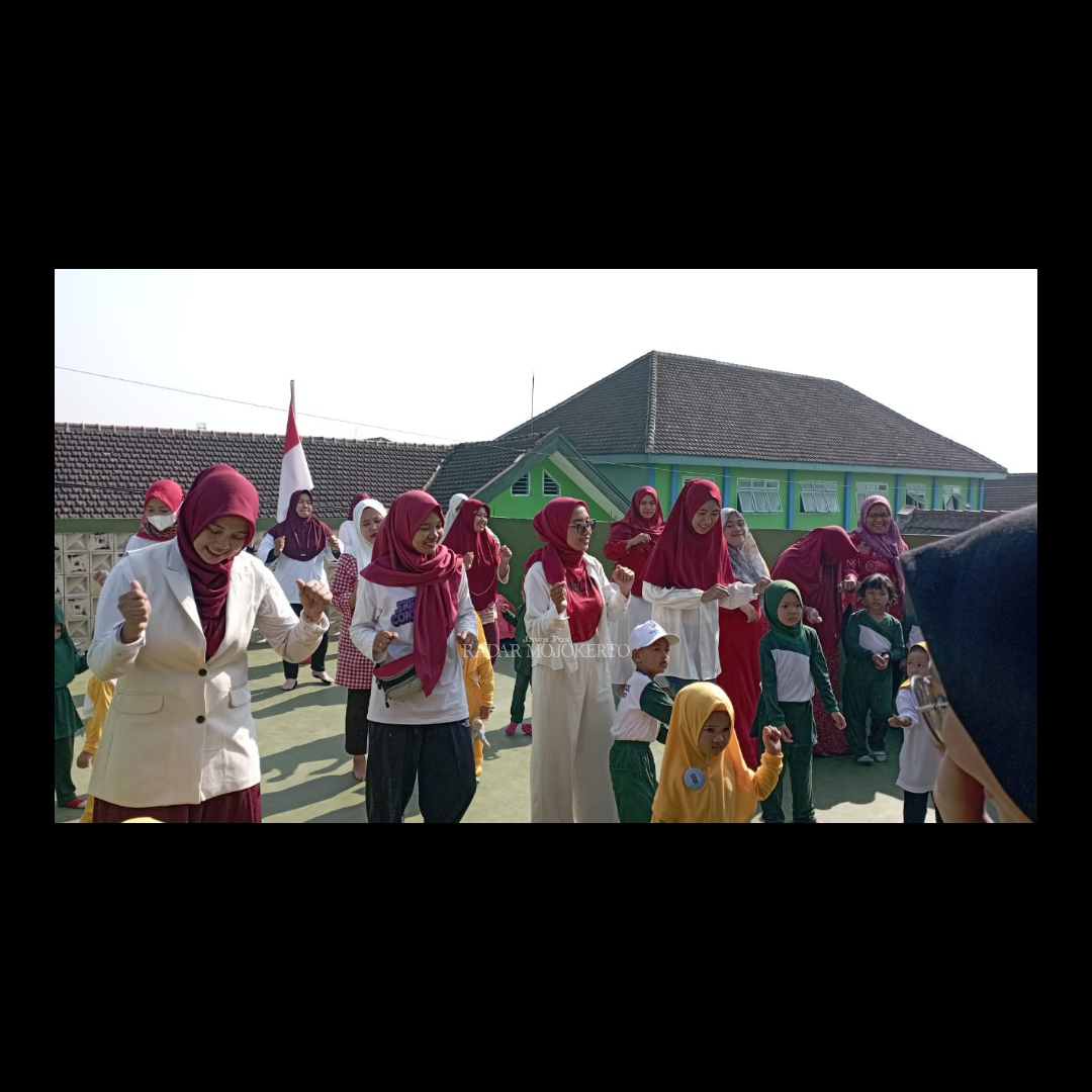 MENYENANGKAN: Suasana kegiatan motorik fun games dalam rangka perayaan HUT RI oleh ABC Islamic School.