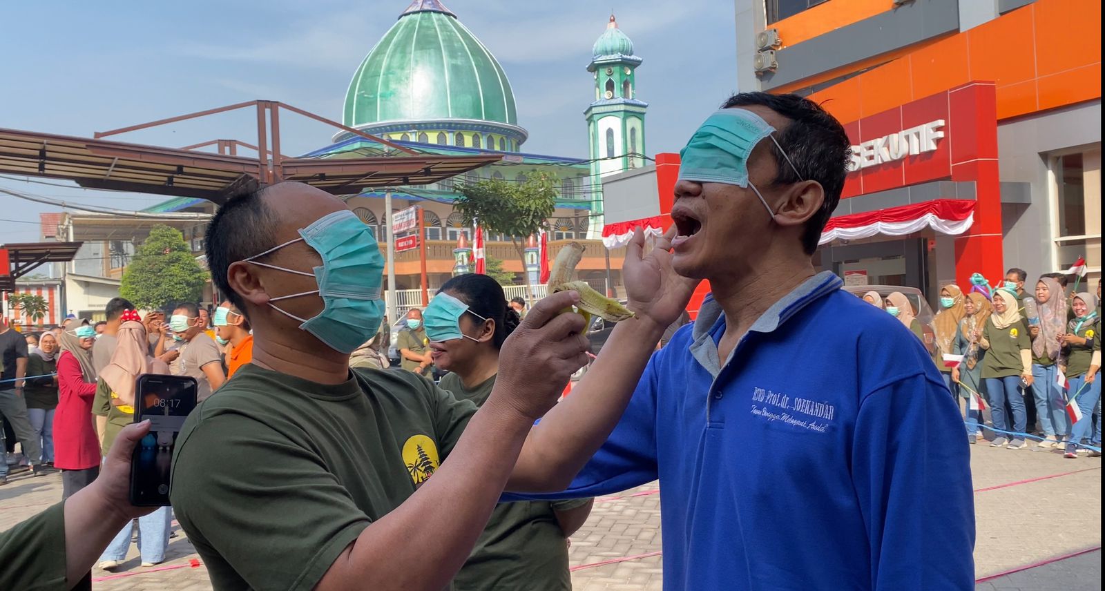 ATRAKTIF: Pegawai RSUD Prof dr Soekandar antusias mengikuti lomba Agustusan.