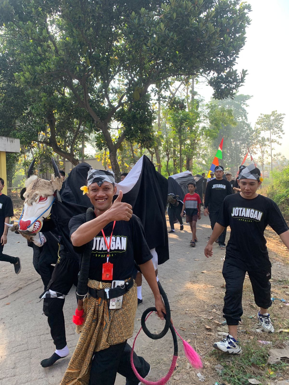 MERIAH: Warga Dusun/Desa Jotangan, Kecamatan Mojosari menggelar jalan santai dan tradisi bantengan dalam rangka perayaan HUT ke-78 RI, kemarin (20/8).