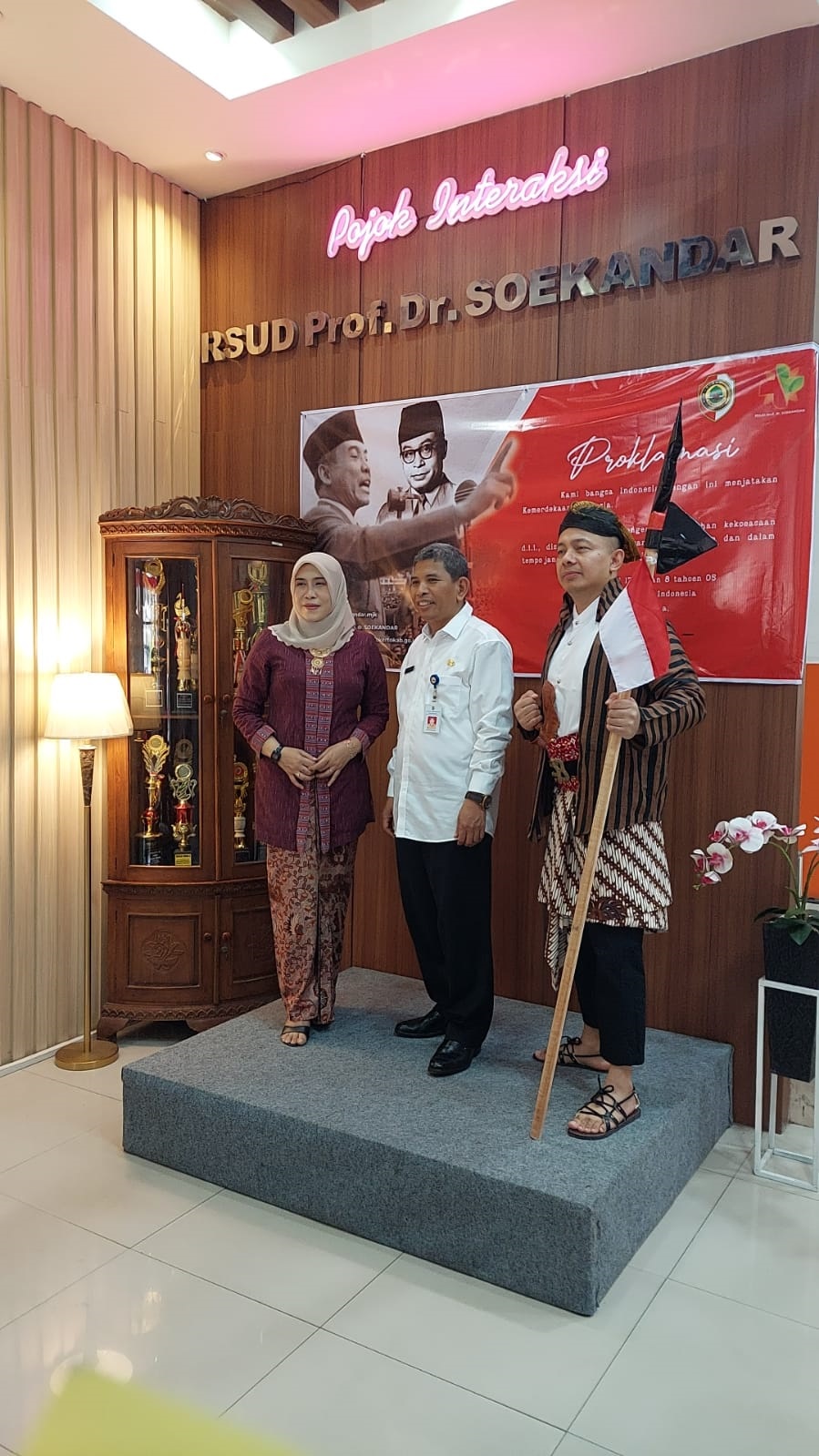 CINTA TANAH AIR: Direktur RSUD Prof dr Seoekandar bersama peserta lomba baca puisi atau orasi bertemakan perjuangan.