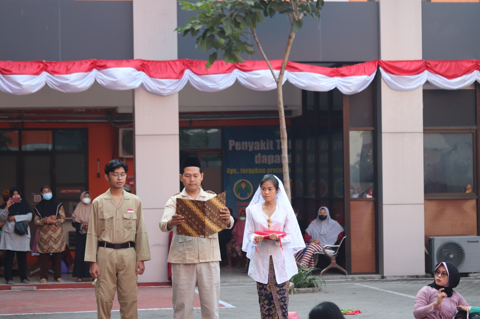 KHIDMAT: Suasana pelaksanaan upacara HUT ke-78 RI di RSUD Prof dr Soekandar, Kamis (17/8).