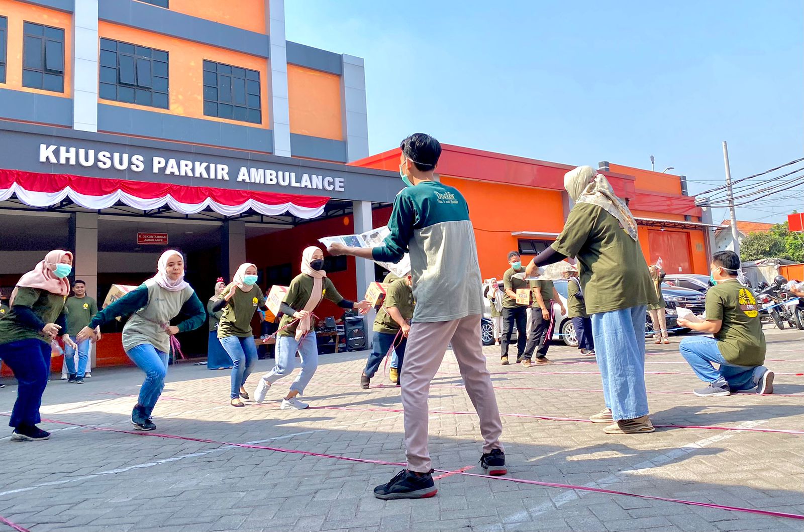 ATRAKTIF: Pegawai RSUD Prof dr Soekandar antusias mengikuti lomba Agustusan.