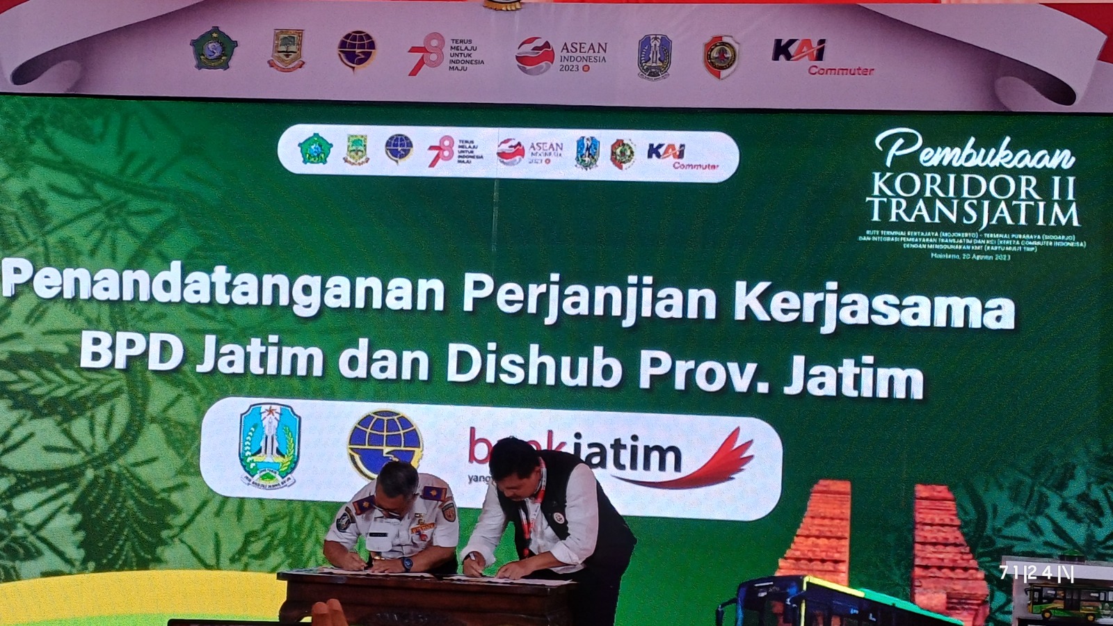 MoU: SEVP Korporasi, Sindikasi dan Kelembagaan Bank Jatim (kanan) Koerniawan Prijambodo menandatangani MoU dengan kepala dinas perhubungan.