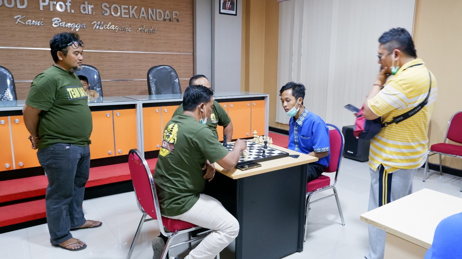 BERTANDING: Karyawan RSUD Prof dr Soekandar bermain catur dalam rangka perayaan HUT ke-78 RI.