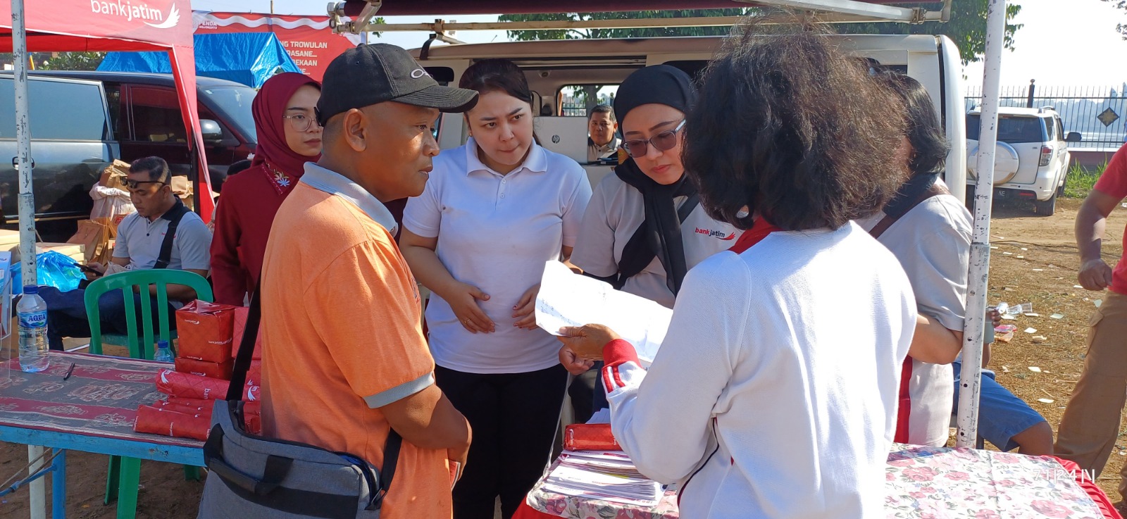 TAAT: Salah satu warga Trowulan membayar pajak di Stand Bank Jatim Lapangan Trowulan.