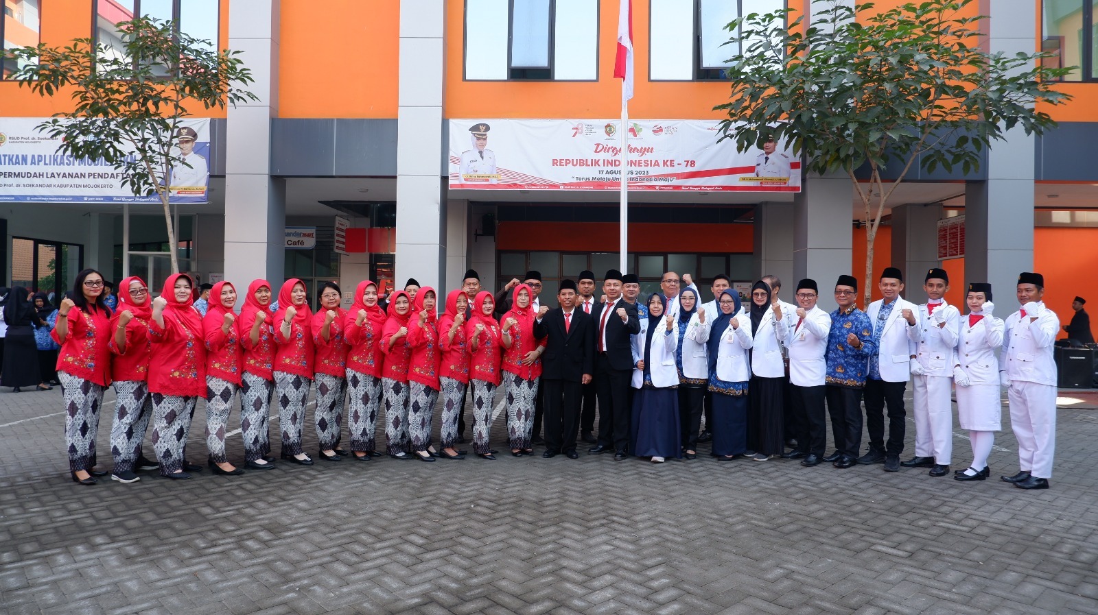 SEMANGAT: Jajaran direksi RSUD Dr Soekandar Mojosari Mojokerto dan pasukan pengibar bendera selepas upacara HUT Kemerdekaan RI Ke-78.