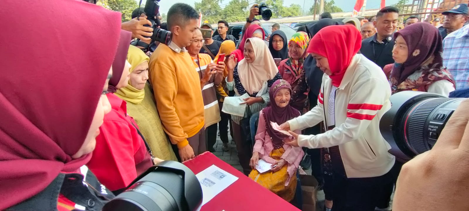 SERAHKAN: Gubernur Jawa Timur Dra. Hj. Khofifah Indar Parawansa, M.Si secara simbolis menyerahkan bantuan sosial kepada lansia yang ada di Kecamatan Puri.