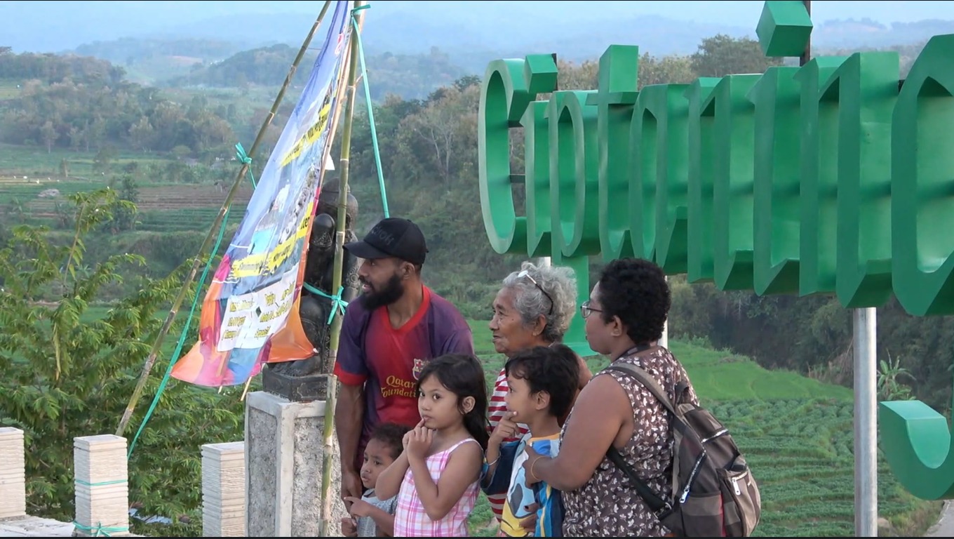 SERU: Pengunjung Mengabadikan Momen di Bukit Ciptangingati Dengan Berswafoto Bersama Keluarga.