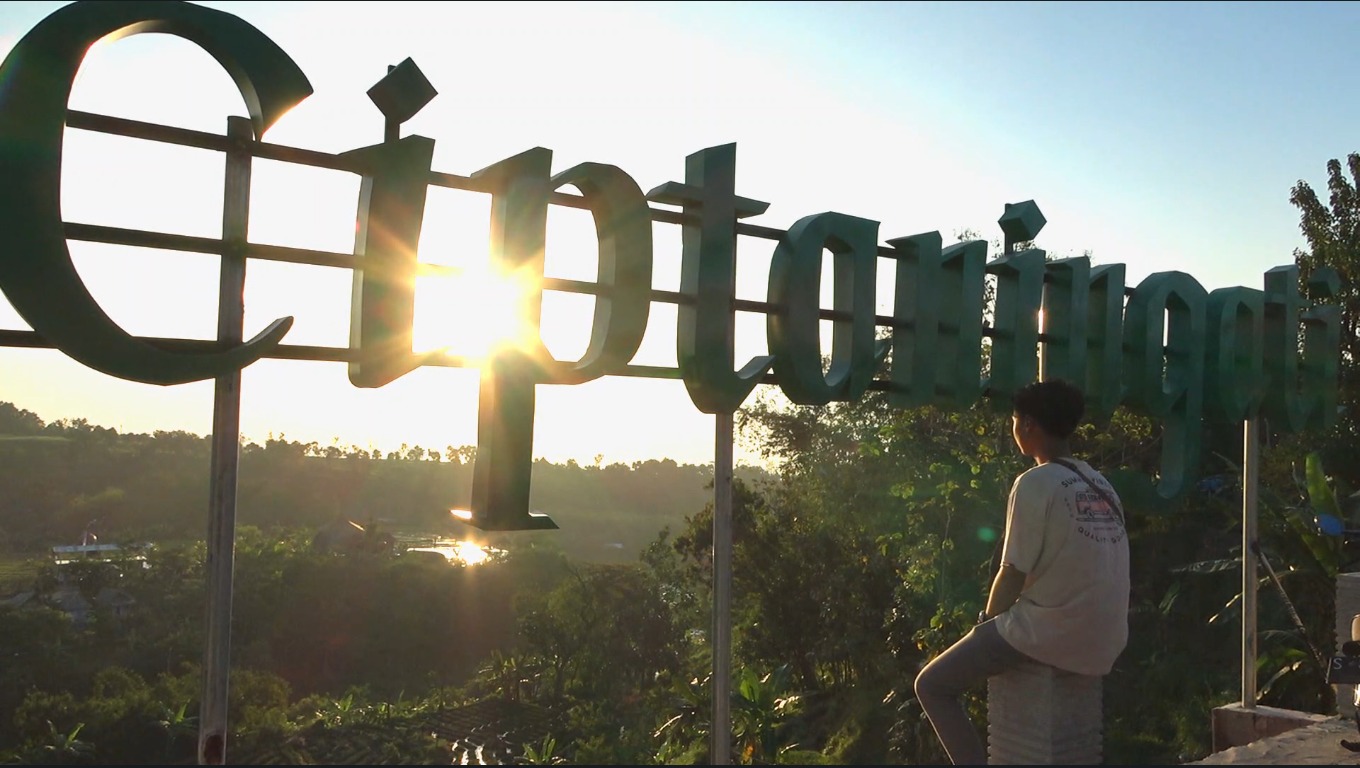 MENIKMATI: Pengunjung Menikmati Kemunculan Senja dari Ketinggian Bukit Ciptaningati.