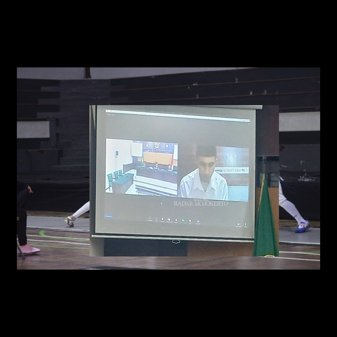 DIADILI: Terdakwa menjalani sidang di PN Mojokerto secara online dari Lapas Kelas II-B Mojokerto, kemarin.