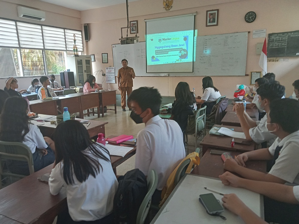 BAHASA DAERAH: Peserta didik mengikuti kelas Nggegulang Basa Jawa di SMP TNH.