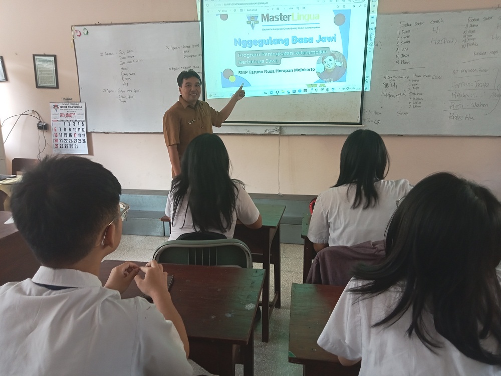 BAHASA DAERAH: Peserta didik mengikuti kelas Nggegulang Basa Jawa di SMP TNH.