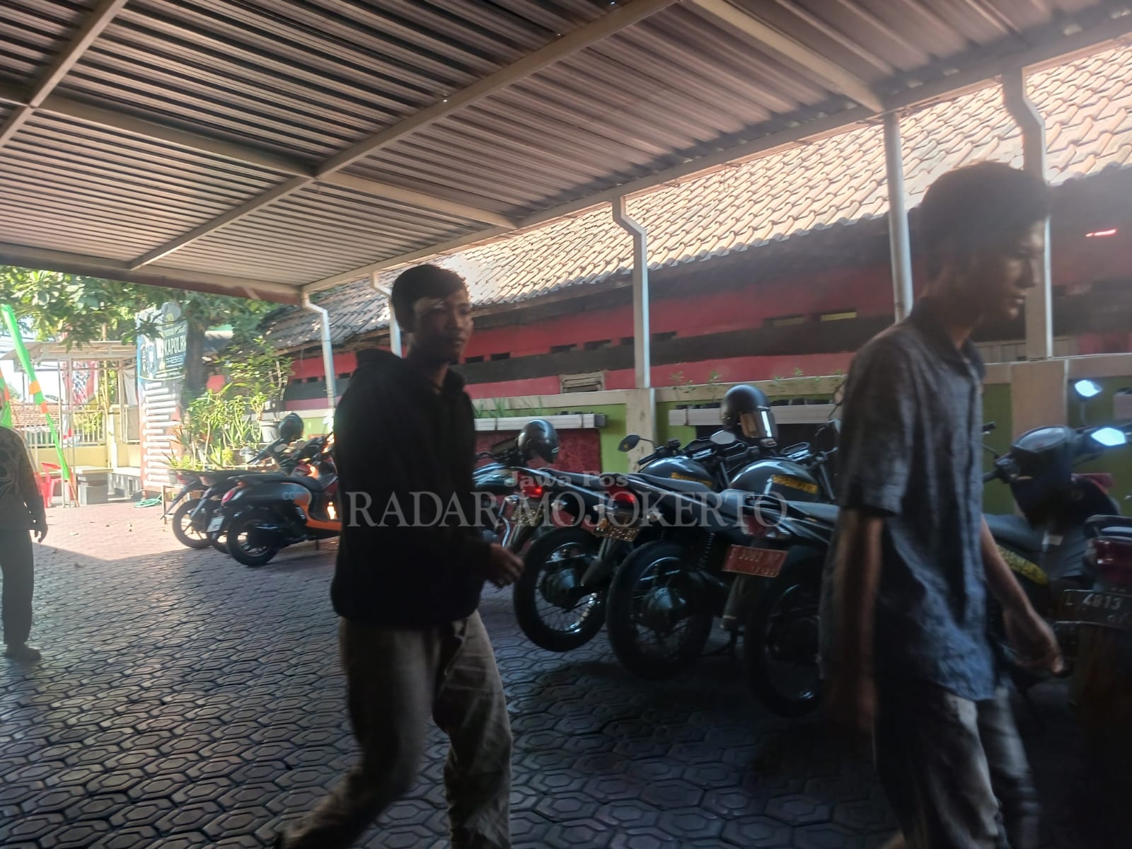 LAPOR: Para korban pengeroyokan melaporkan kejadian yang dialaminya ke kantor polisi, Selasa (22/8/2023)