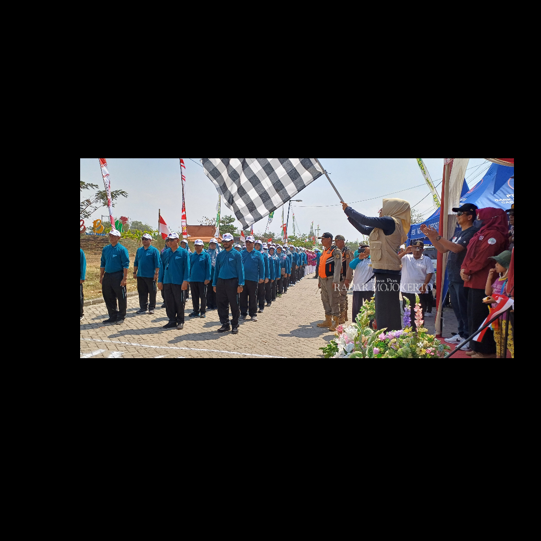 START: Bupati Mojokerto, Hj Ikfina Fahmawati didampingi Camat Pungging, Amsar Azhari Siregar, SH, MM memberangkatkan peserta gerak jalan di BBM Desa Mojorejo.