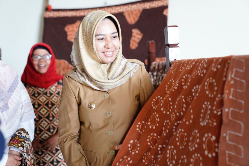Wali Kota Mojokerto Ika Puspitasari melihat batik hasil karya perajin batik di kota setempat, Senin (21/8/2023).